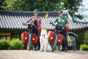 Tanja Katzer, Denis Katzer und Hund Ajaci während einer Testfahrt kurz vor Aufbruch zur großen E-Bike-Expedition