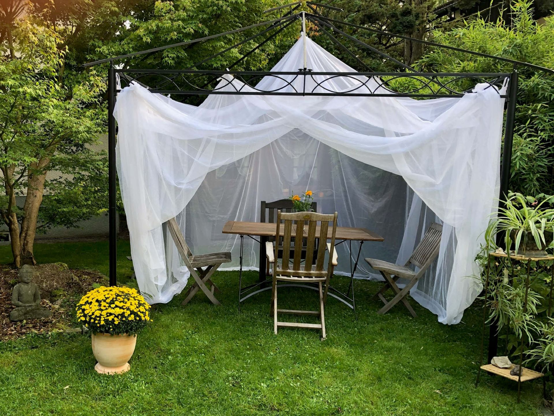 Terrazzo weîss îm Garten cond